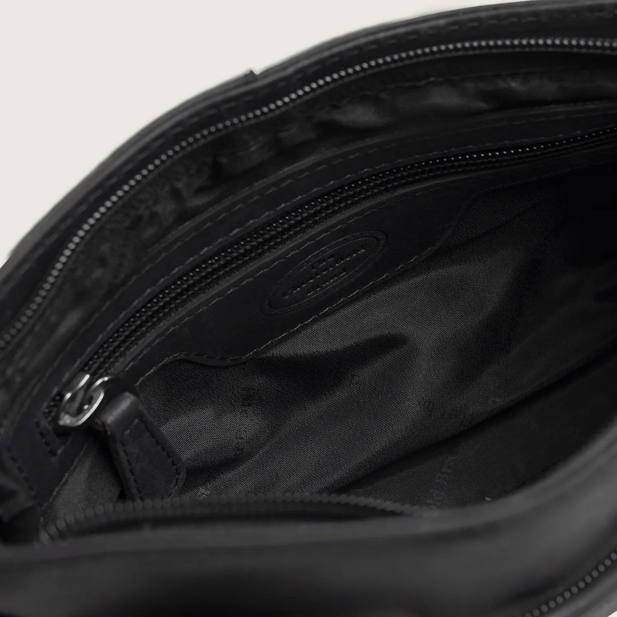 The Chesterfield Brand Salerno Crossbodyväska, Svart