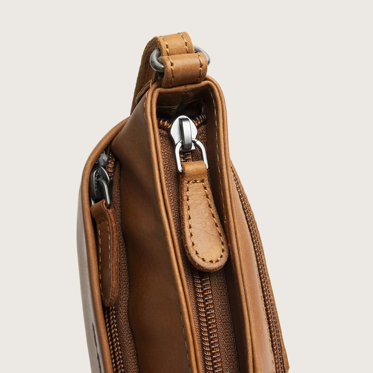 The Chesterfield Brand Salerno Leather Crossbodyväska, Cognac