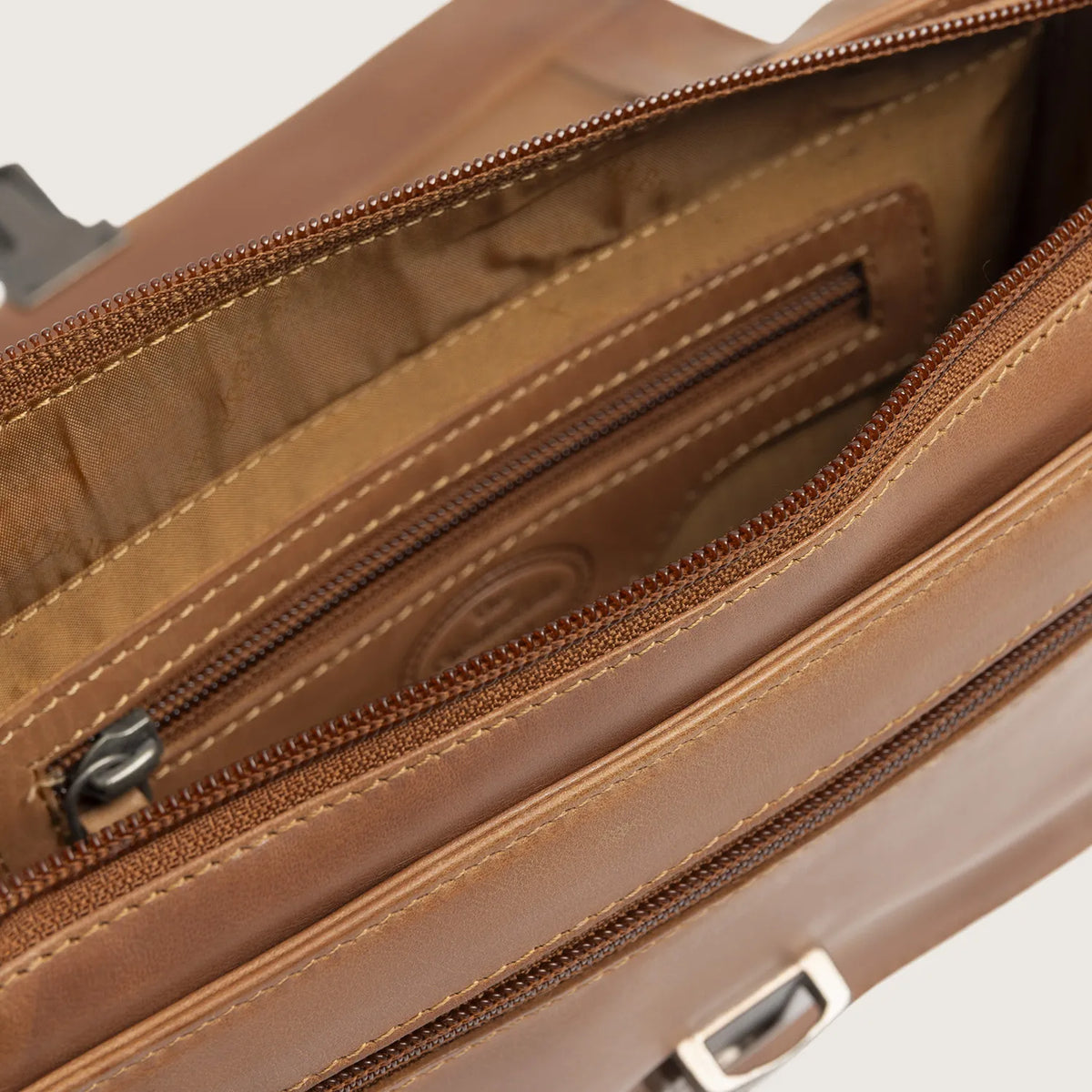 The Chesterfield Brand Lucca Leather Crossbody väska, Cognac