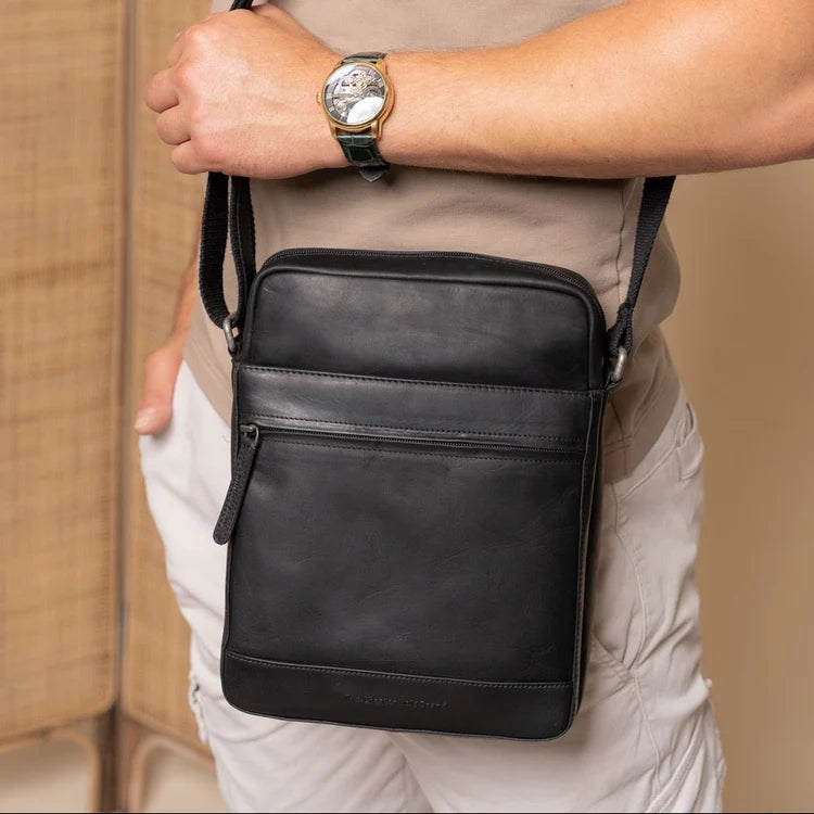 The Chesterfield Brand Anzora Leather Crossbodyväska, Svart