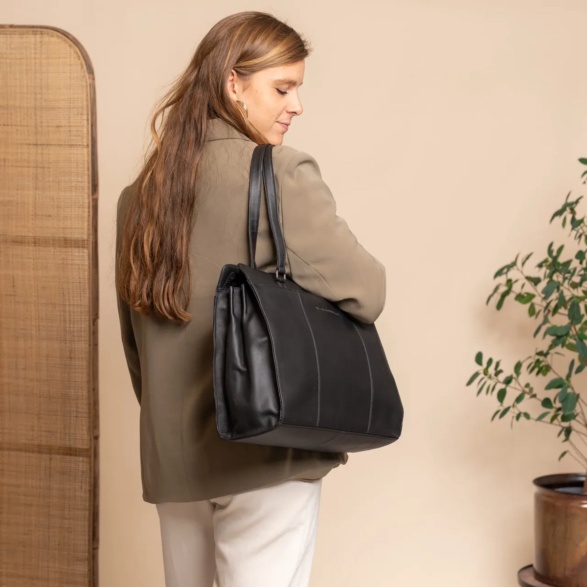 The Chesterfield Brand Fidenza Leather Axelremsväska, Svart