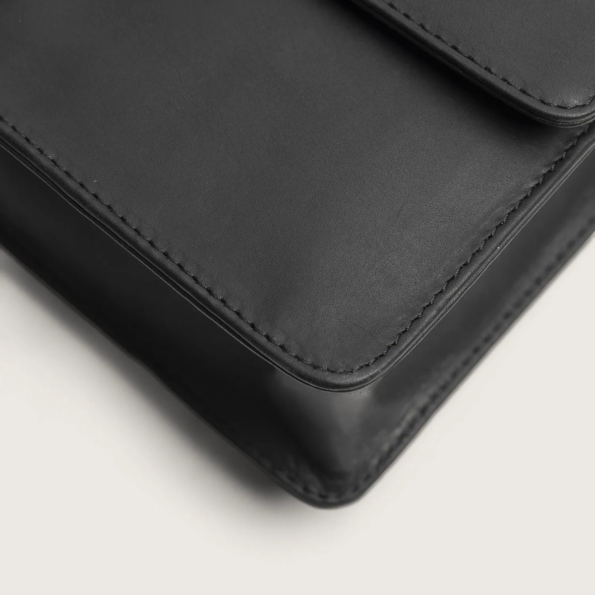 The Chesterfield Brand Lucca Leather Crossbody väska, Svart
