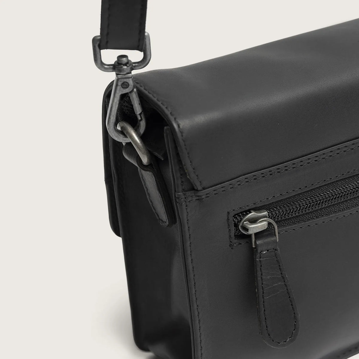 The Chesterfield Brand Lucca Leather Crossbody väska, Svart
