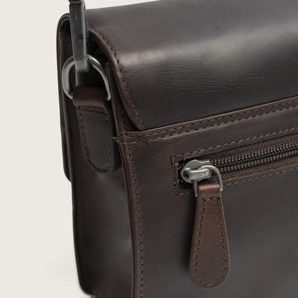 The Chesterfield Brand Lucca Leather Crossbody väska, Brun